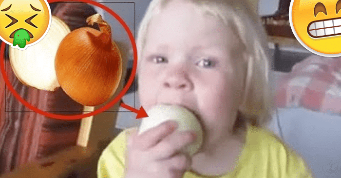 Itsepäinen lapsi ei uskonut äitiään: söi sipulin koska uskoi sen olevan omena (katso ilmeet videolta)