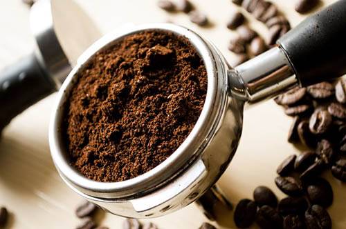 Keititkö kahvit? –  8 tapaa hyödyntää suodatinpussin sisältö uudelleen