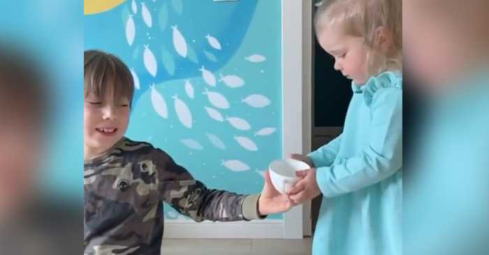 Palvelu pelaa jo pienestä pitäen: Pikkutyttö tarjoilee pojille juomaa – videon lopussa yllättävä paljastus!