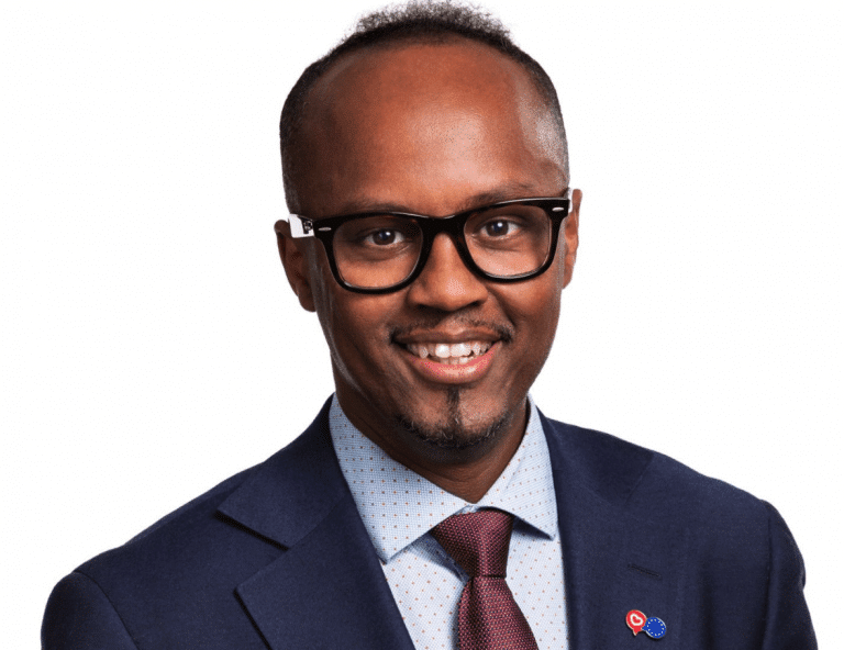 Demarivaltuutettu Husu Hussein julkaisi törkeän twiitin ja suututti puoli Twitteriä