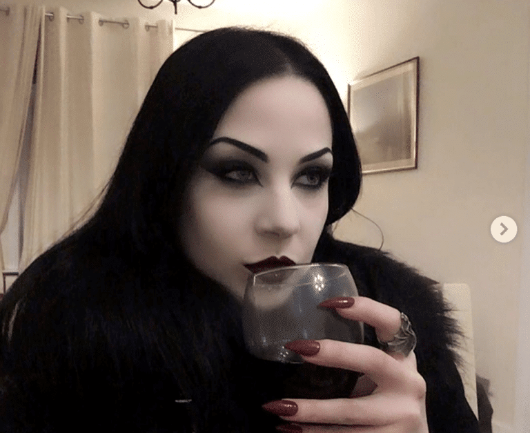 Tämä nainen väittää olevansa 600 vuotias vampyyri – juo jopa verta! (Kuvat)