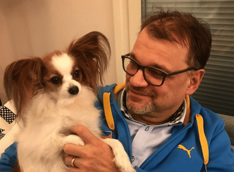 Juha Sipilä hehkuttaa ”Nyt on paras hillavuosi mitä minä muistani!” – Katso kuva saaliista!