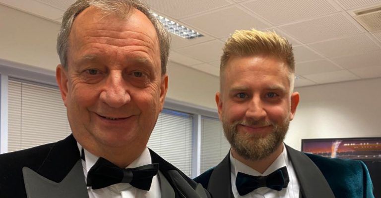Hjallis Harkimo julkaisi kuvan purjehdusvuosiltaan: Ei voi erehtyä kenen poika Joel Harkimo on! – Katso hämmästyttävä yhdennäköisyys!