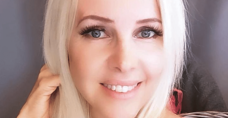 Tuhmissa jouluisissa alusvaatekuvissa poseeraava Playboy-äiti Kirsi Rissanen, 47, kertoo piparien tuoksuisesta joulunvietostaan