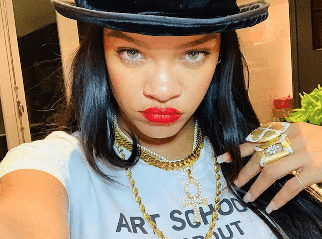 KÄÄKS! Rihanna poseeraa yläosattomissa upeat korut yllään! – Seuraajat raivostuivat: ”Tyttö ota tuo riipus pois!”