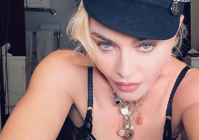 Madonna, 62, rietasteli rinnat paljaana keikalla – kuvat