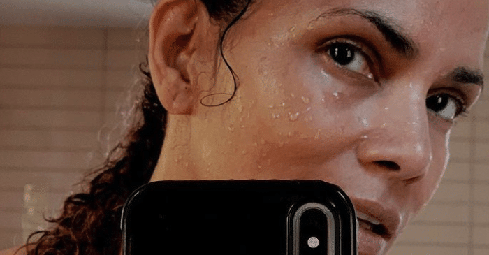 Halleluja miten hottia! Juhlia kaipaava Halle Berry pukeutui kotonaan gaala-asuun ja vilautti samalla rintaa! – Kuva