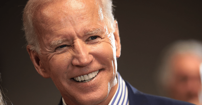 Katso video: Presidentti Joe Biden kompuroi rajusti Air Force Onen portaissa!