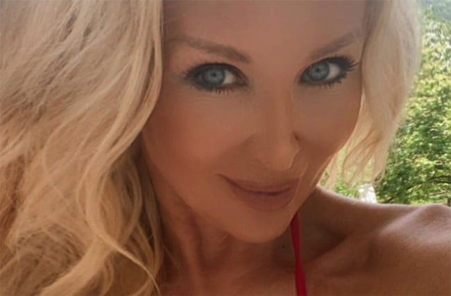 Kurvikas bikinikaunotar Susanna Penttilä, 48, esitteli tiimalasivartaloaan rannalla! – Kuva