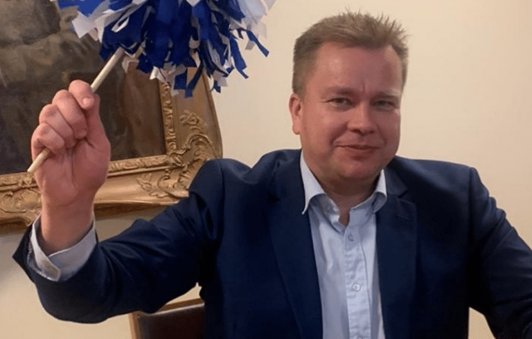 Puolustusministeri Antti Kaikkonen ja Jannika Ranta menivät naimisiin! – Katso hääkuva