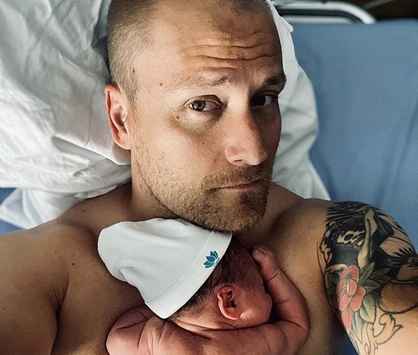 Heikki Paasosen vauva-arki ihastuttaa – julkaisi yhteiskuvan molempien ”pienokaistensa” kanssa