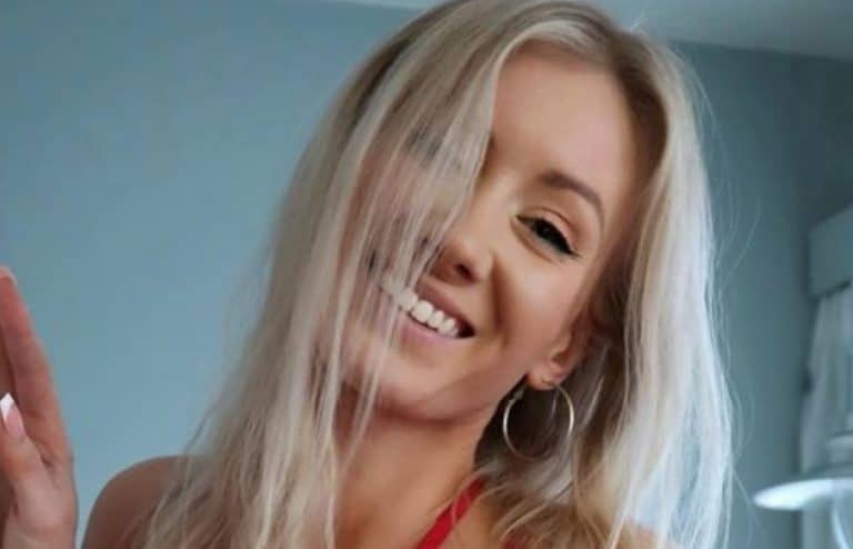Katso kuva: Jessica Edström nousee merestä narubikineissä, jotka eivät jätä paljoa arvailujen varaan