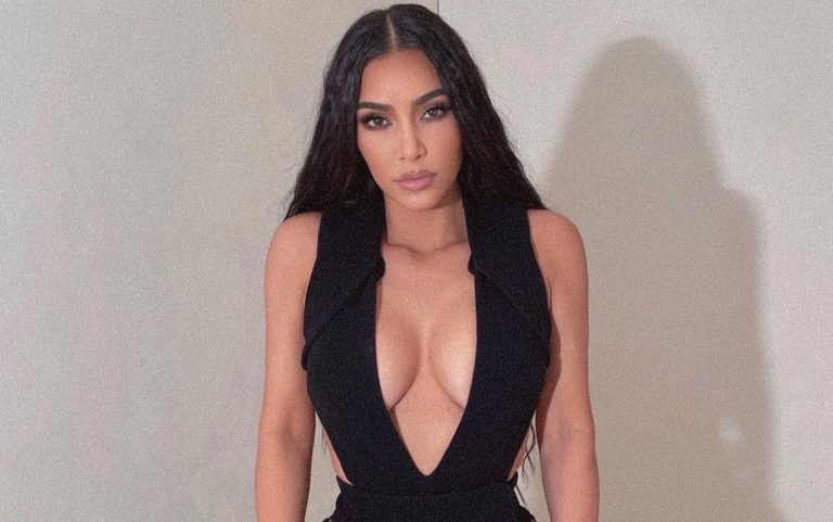 Huh! Kim Kardashian esitteli kurvejaan paratiisissa – Kuumat bikinikuvat