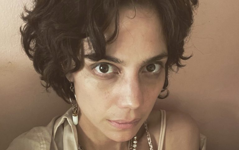 Manuela Bosco esitteli pyöristynyttä vauvavatsaansa alasti – kuvat