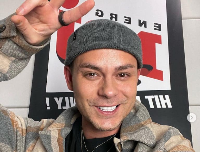 Realitytähti Niko Saarinen aloitti NRJ:n viikonloppujuontajana