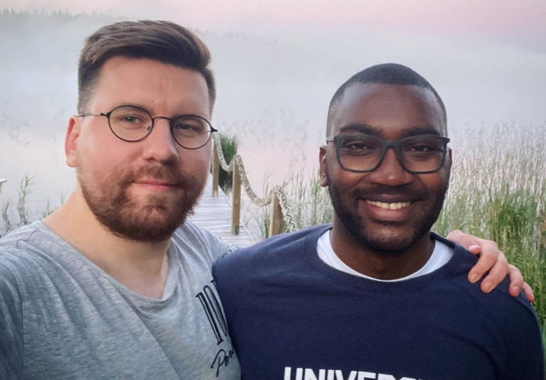 Sebastian Tynkkynen ja hänen tumma prinssinsä Alan ovat olleet yhdessä viisi vuotta – ”Nukutaan vieläkin lusikassa” – Kuvat!