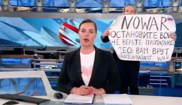 Nainen juoksi Venäjän valtiollisen tv-kanavan uutislähetykseen ja tuomitsi sodan – jopa 15 vuoden vankeus uhkaa