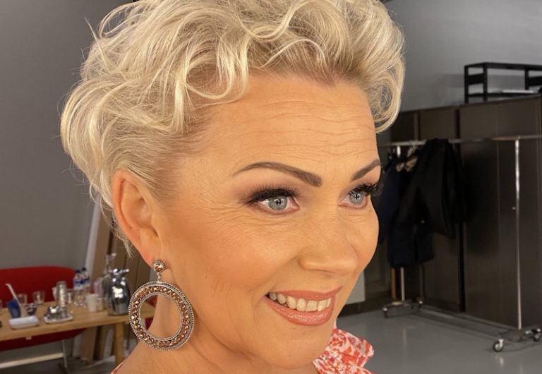 TTK-tuomari Helena Ahti-Hallberg poseeraa rantakivellä leopardibikineissä – Fanit sekosivat: ”Voiko Aikuinen nainen tulla vielä kauniimmaksi!?”