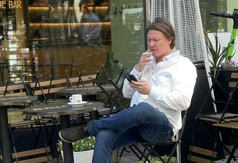Diili-pomo Jaajo Linnonmaa laittoi tupakaksi viinibaarinsa terassilla – Paparazzikuvat!