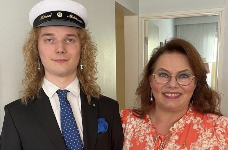 Timo T.A. ja Nina Mikkosen Mikael-poika ansaitsi valkolakin ja sai stipendin: ”Uskon, että isä Mikkonen katselee poikaansa ylpeänä pilven päältä!”