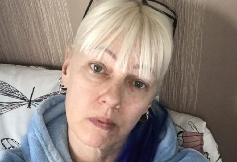 Pia Nykänen lataa suorat sanat Matin haudan kunnosta kuvan kera: ”Miten ihmeessä on ihmisellä haluja napista asiasta, joka ei edes kuulu hälle!”