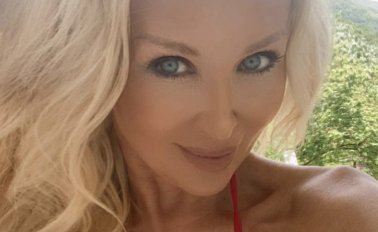 Wow! Susanna Penttilä, 49, poseeraa pornahtavassa juhlamekossa ja tulee vilauttaneeksi paljasta pintaa – ”Mikä timantti!” – Kuuma kuva!