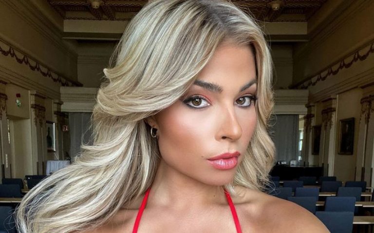 Miss Suomi Essi Unkuri loikoilee rannalla ja palvoo aurinkoa täysin naturellina – kuuma bikinikuva