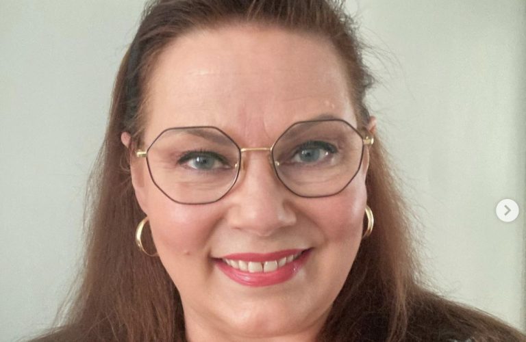 Nina Mikkonen järkyttyneenä somessa: ”Olen sulatellut surullista uutista”