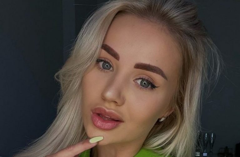 Fitnesskaunotar Sonja Aiello vilauttaa sivutissiä tulikuumassa bikinikuvassa