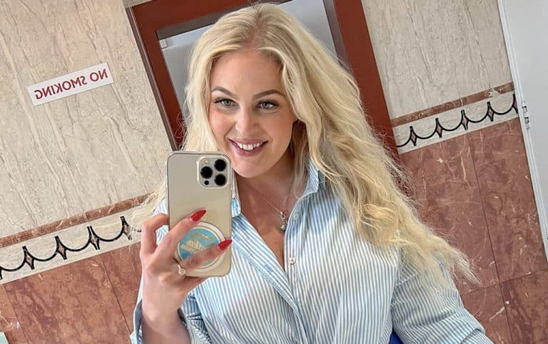 Anne-Mari Planting kelluu järvessä uimarenkaan kanssa – Muhkea bikinipeppu varastaa huomion!