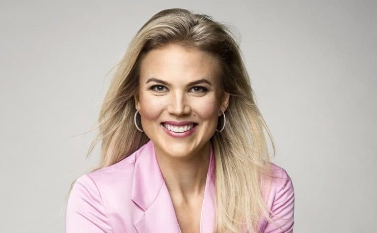 Vau! Emilia Vuorisalmi poseeraa erivärisissä pitsialusvaateissa – Mikä väri on paras? – Katso rohkeat kuvat!