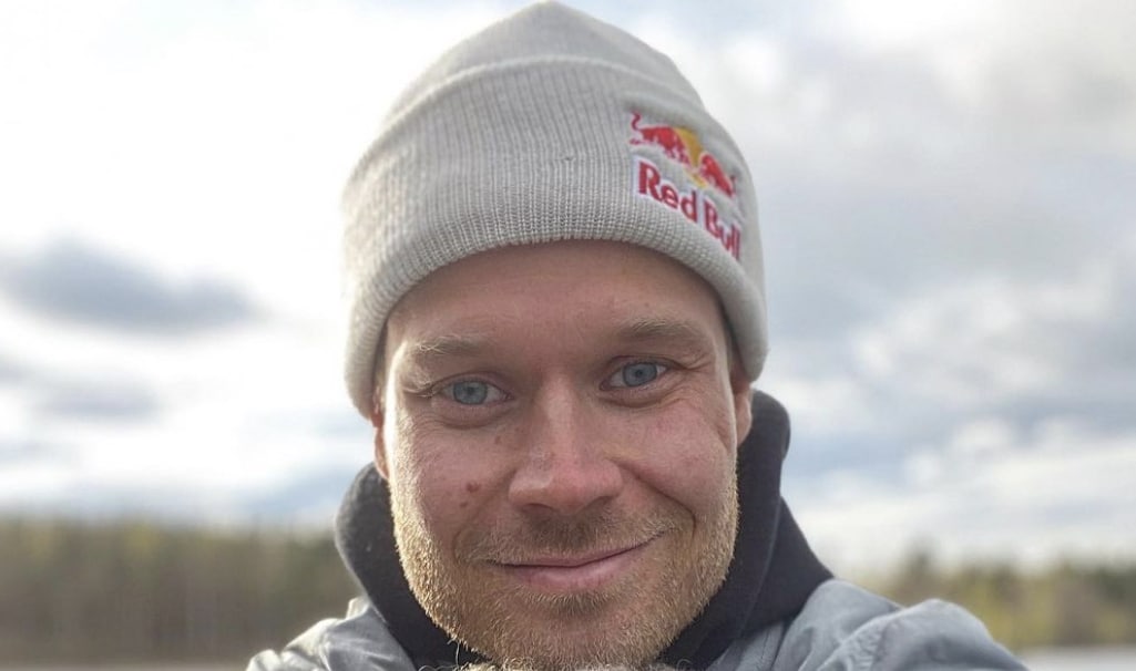 Uutisankka Eero Ettala Poseeraa Housut Kintuissaan Syntt reidens 