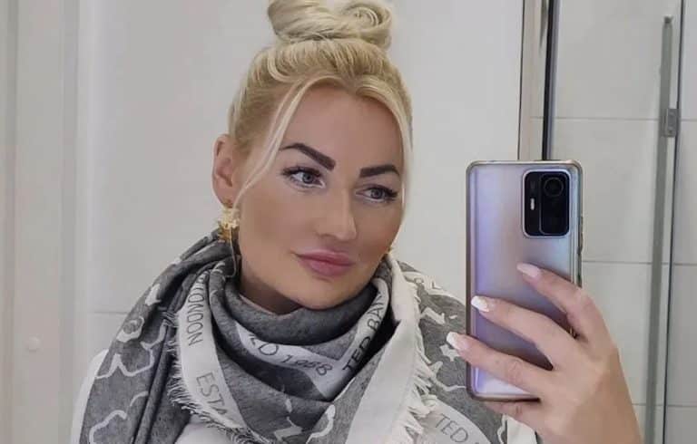 Lomamatkalle suunnannut Marika Fingerroos esitteli uhkeaa bikinipoveaan hotellin vessassa – video sekoitti seuraajien päät: ”Ei taho ryntäät mahtua sisään!”
