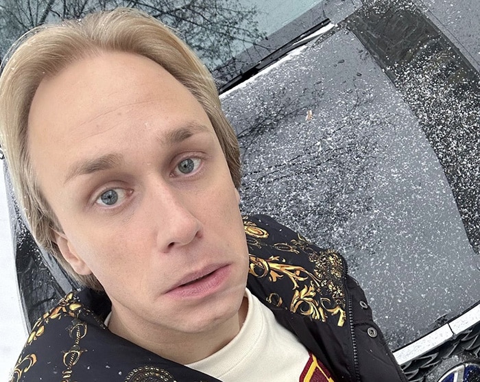 Christoffer Strandberg kolaroi ökyautonsa – huomio kiinnittyy hilpeään ”perisuomalaiseen” rekisterikilpeen