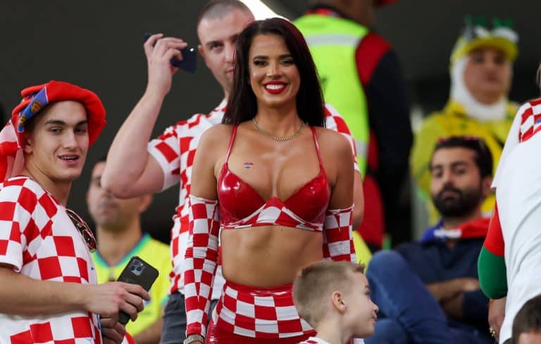 MM-kisojen ”seksikkäin fani” Ivana Knöll juhlisti Kroatian voittoa paljastavassa lateksiasussa – Kuvat!