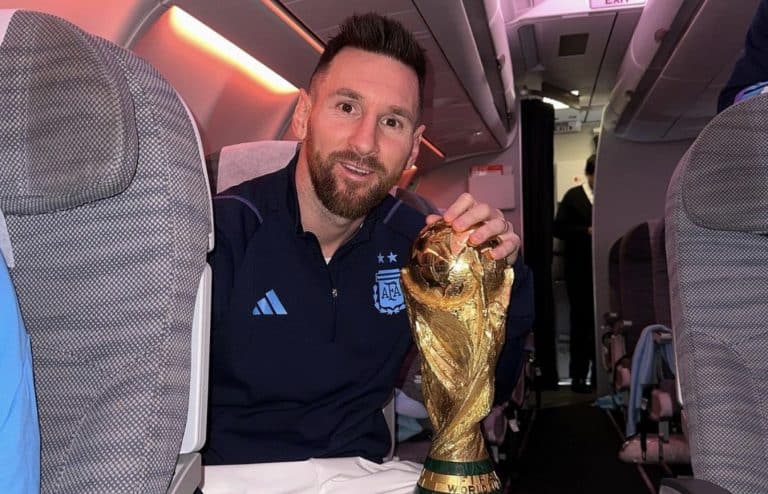 Lionel Messi nukkui uuden kultansa kanssa – Kuva!