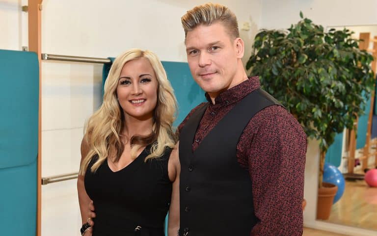 Ritan ja Aki Mannisen Donna-tytär pääsi kokeilemaan luistelua ensimmäisen kerran – ihana hymyilevä jääprinsessa!