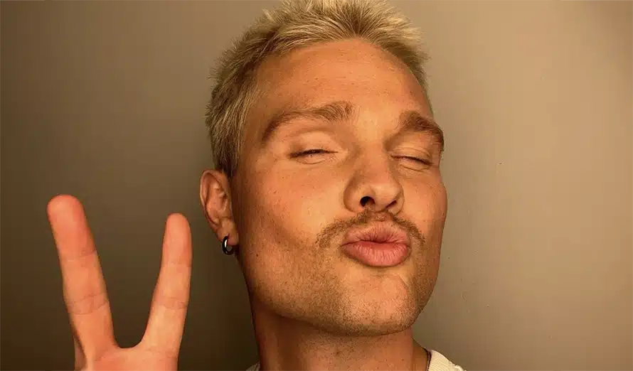 Benjamin Peltonen Poseeraa Peppu Paljaana Kohti Kameraa Samu Haber 